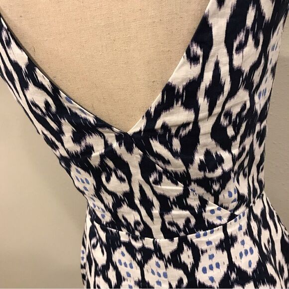 Sleeveless v-neck dress  - Picture 5 of 14